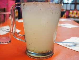 Agua de chia con zumo de limon